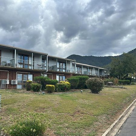 Mountain Creek Motel Bar & Restaurant Mount Beauty Exterior foto