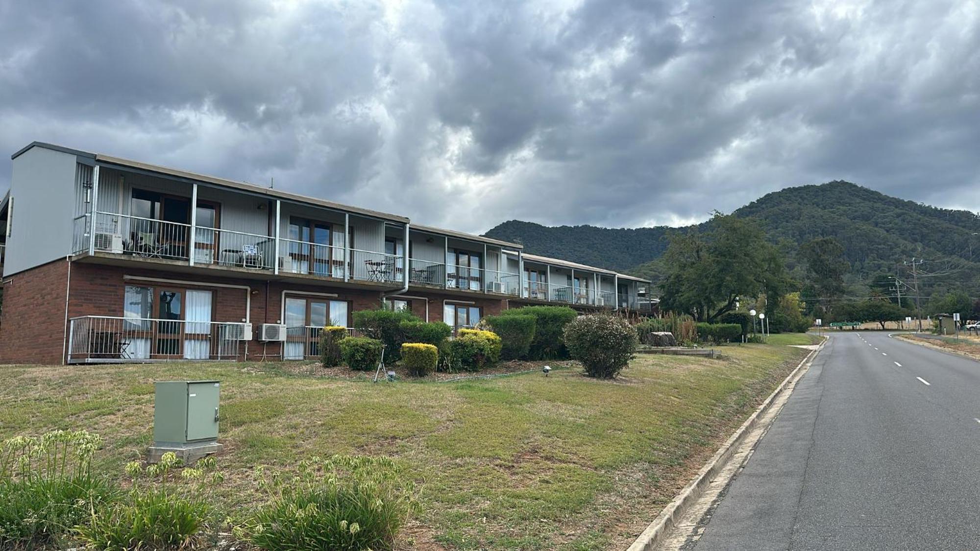 Mountain Creek Motel Bar & Restaurant Mount Beauty Exterior foto