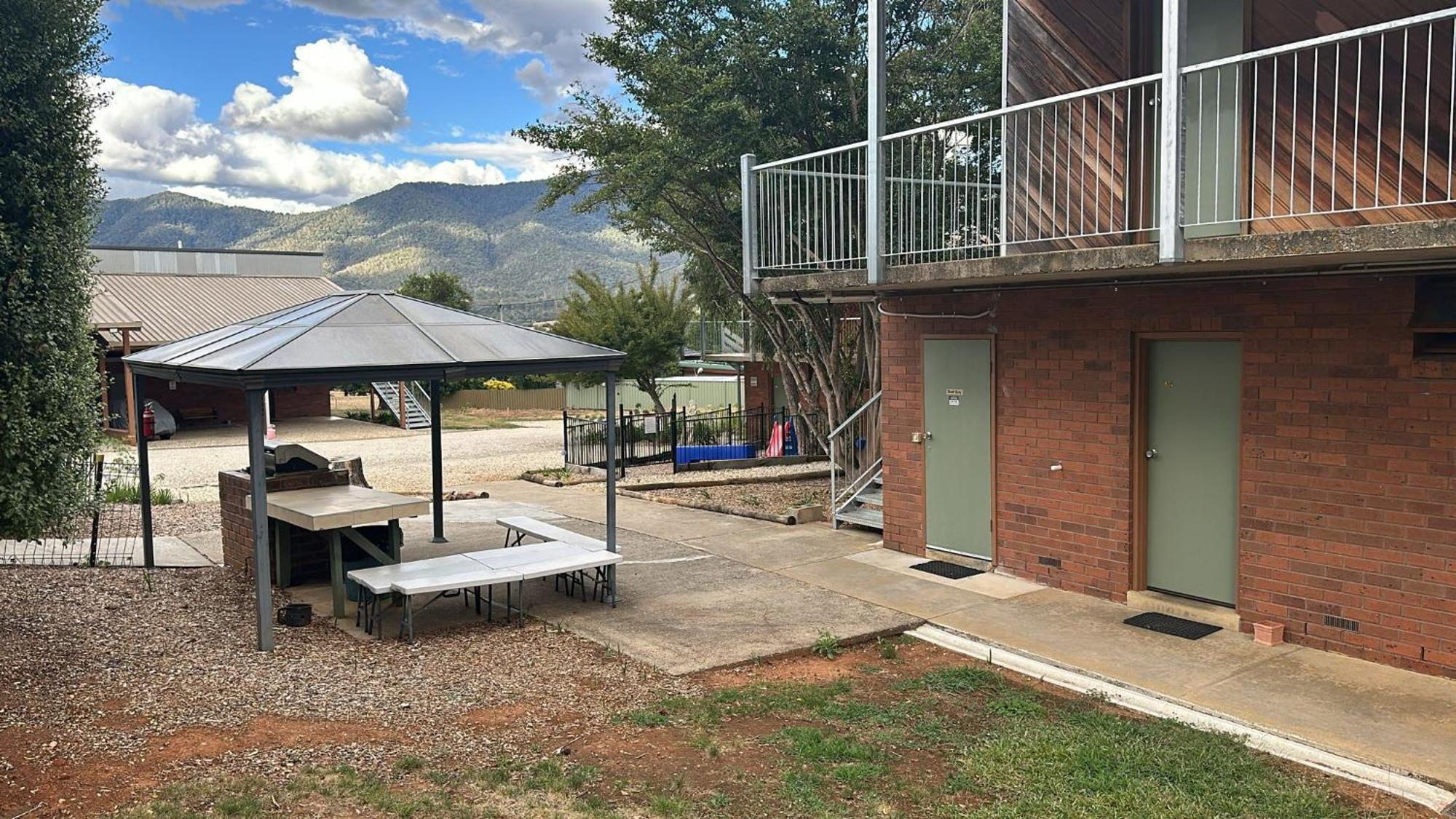 Mountain Creek Motel Bar & Restaurant Mount Beauty Exterior foto